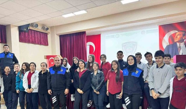 Polisten lise öğrencilerine eğitim