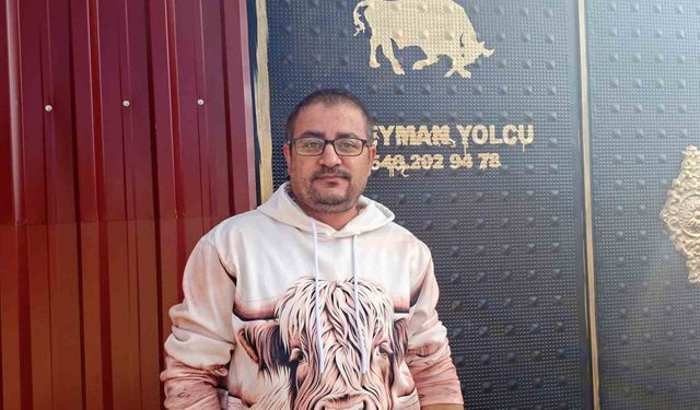 Yolda gördüğü zehirli yılanı elleriyle yakaladı