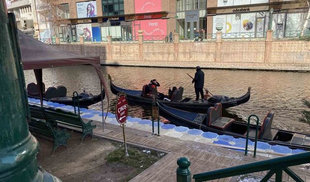 Eskişehir'de dondurucu soğuğa rağmen gondol seferleri devam ediyor