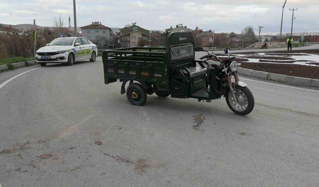 Tavşanlı’da elektrikli motosiklet devrildi: 4 yaralı