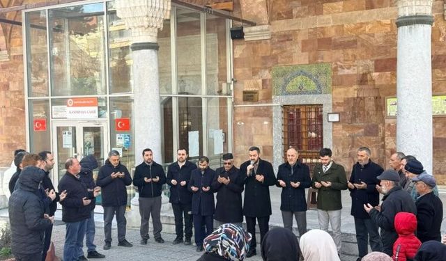 Umre Yolcuları Dualarla Kutsal Topraklara Uğurlandı