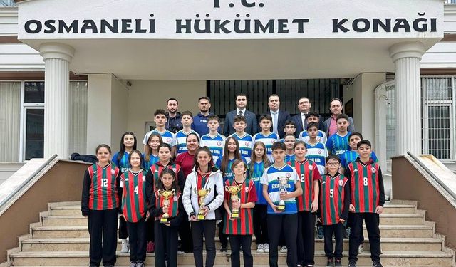 Osmaneli’nde Şampiyon Öğrenciler Kaymakamlıkta Ağırlandı