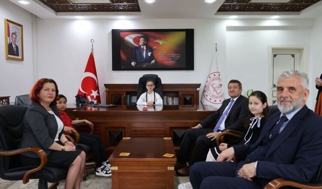 23 Nisan’da Makam Çocuklara Emanet Edildi