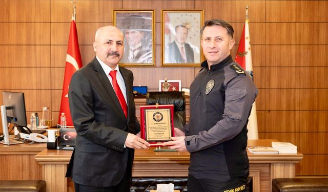 Emniyet teşkilatında emekliye ayrılan komisere plaket