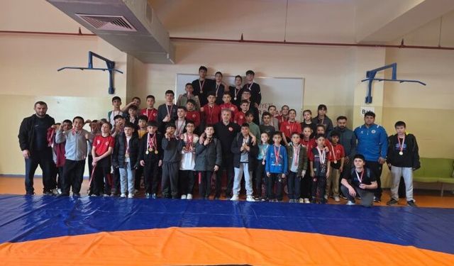 İstasyon Spor Salonu’nda 23 Nisan Güreş Turnuvası Tamamlandı