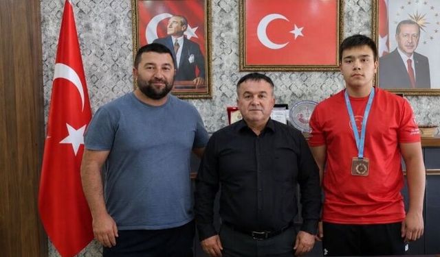 Türkiye Üçüncüsü Eymen Efe Demiröz’den İl Müdürüne Ziyaret