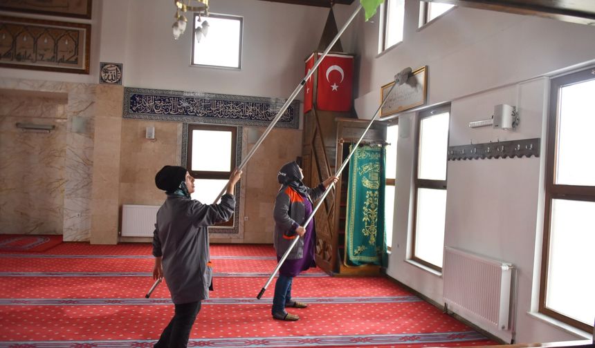 BOZÜYÜK’TE CAMİLERDE RAMAZAN TEMİZLİĞİ
