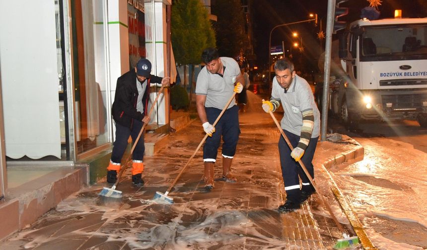 Ana cadde kaldırımları köpüklü yıkama ile bayrama hazırlanıyor