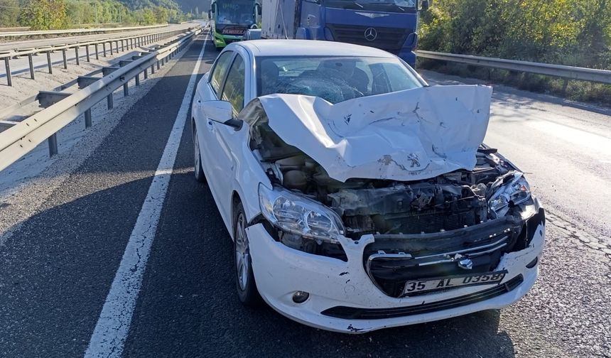 PAZARYERİ'NDE OTOMOBİL KAMYONETE ARKADAN ÇARPTI: 1 KİŞİ YARALANDI