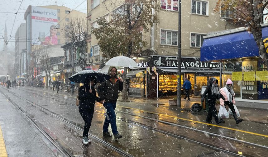 Yılın ilk karı düştü, kent beyaza büründü