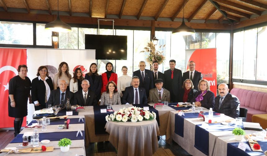 Meslek hayatları boyunca binlerce öğrenci eğittiler, topluma profesörler ve generaller kazandırdılar