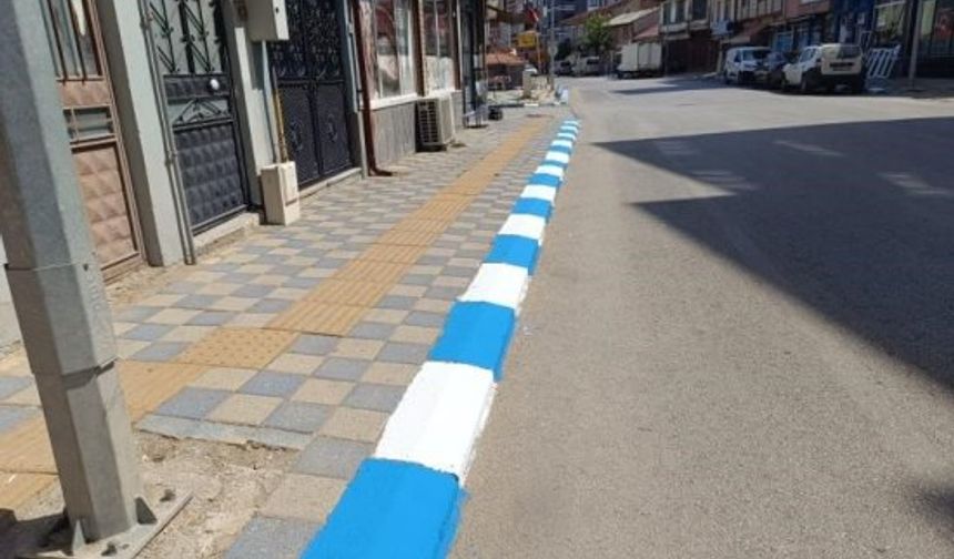 Pazaryeri kaldırımlarına mavi-beyaz dokunuş