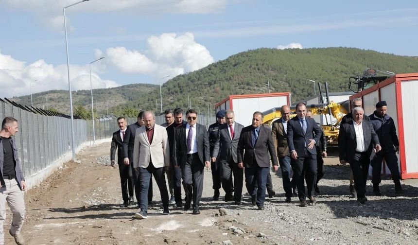 Vali Işın ve Bakan Danışmanı Karaca, hayvan barınaklarını inceledi