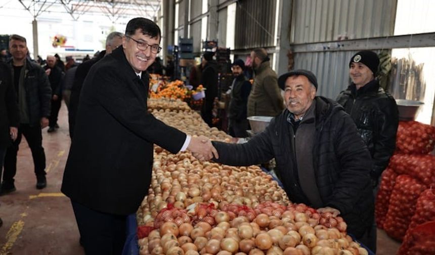 Başkan Eyüp Kahveci, Fatih Mahallesi Semt Pazarı’nda esnaf ve vatandaşlarla buluştu