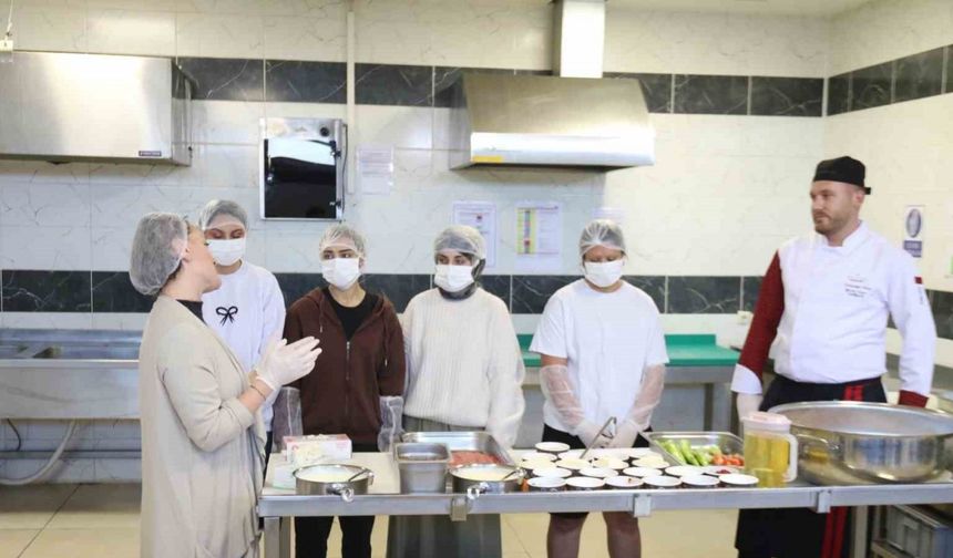 Üniversite öğrencileri Eskişehir’in yöresel lezzetleri için mutfağa girdi