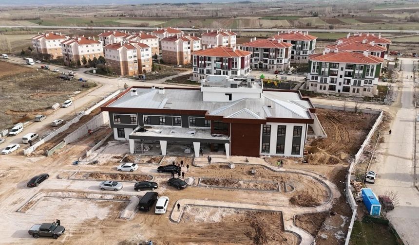 Vali Musa Işın, Çavdarhisar Devlet Hastanesi inşaatında incelemelerde bulundu