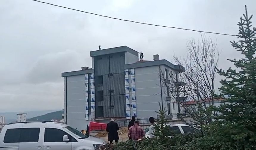 Bilecik'te çalıştığı firmadan alacağını alamadığını iddia eden işçi çatıya çıktı