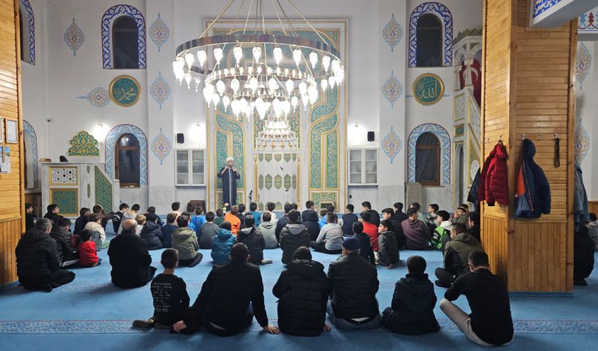 Öğrenciler Camide Buluştu