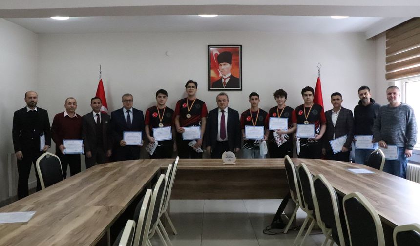 BAŞARILI ÖĞRENCİLERDEN KAYMAKAM ÖZTÜRK’E ZİYARET