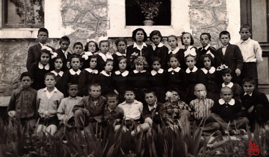 Taş Mektep Önünde Öğrenciler