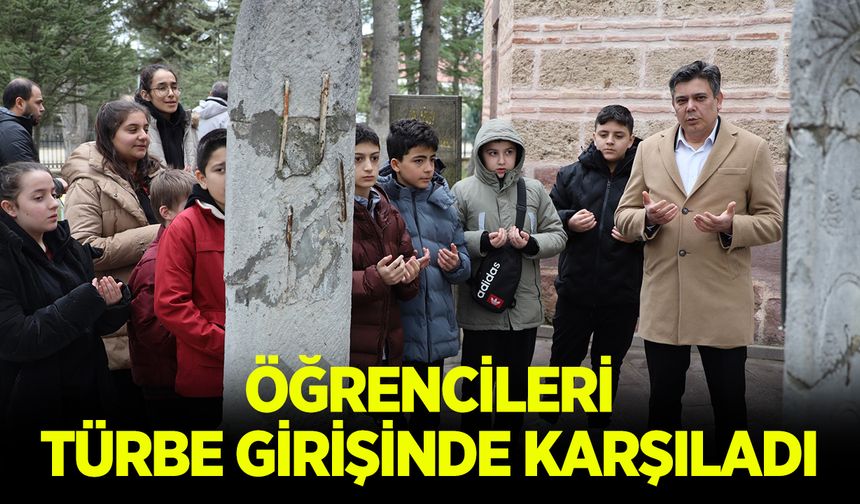 Öğrencileri türbe girişinde karşıladı