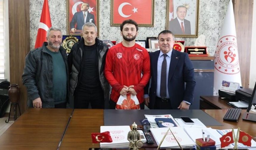 Türkiye Şampiyonundan Müdür Demir'e Ziyaret