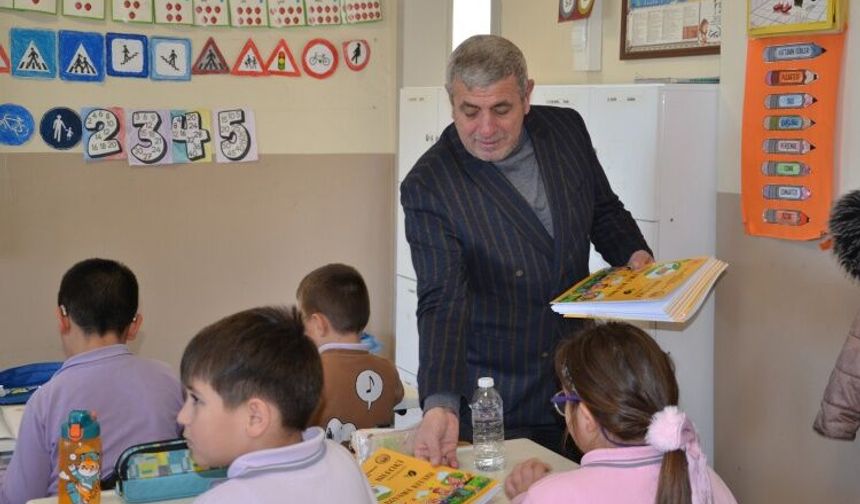 Vezirhan’da Öğrencilere Bilecik’i Tanıtan Boyama Kitapları Dağıtıldı