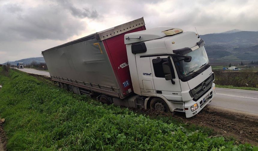 Bilecik’te Çekici Şarampole Devrildi