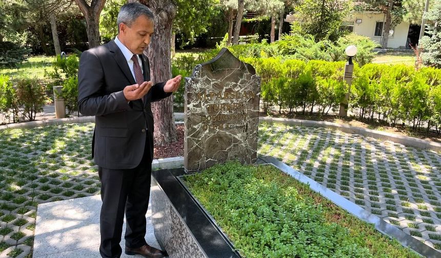 Başkan Özden: “Alparslan Türkeş’i Rahmet ve Minnetle Anıyoruz”