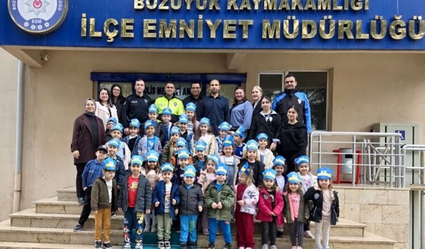 Bozüyük’te Miniklerden Polislere Anlamlı Ziyaret