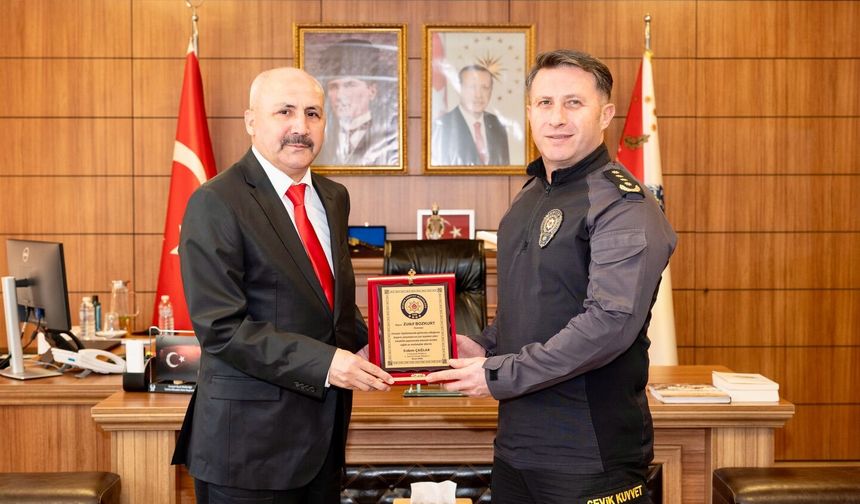 Emniyet teşkilatında emekliye ayrılan komisere plaket