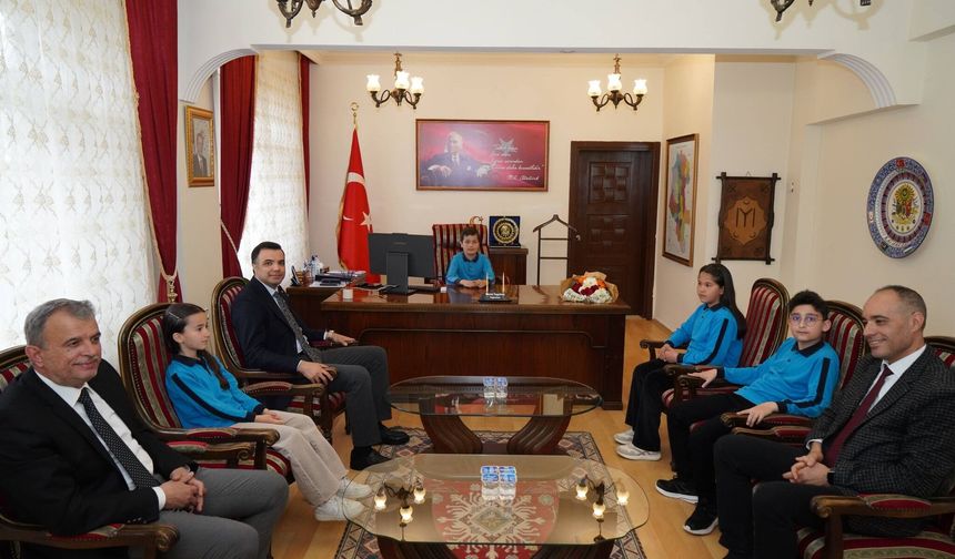 Minik Öğrenciler Kaymakamlık Makamında