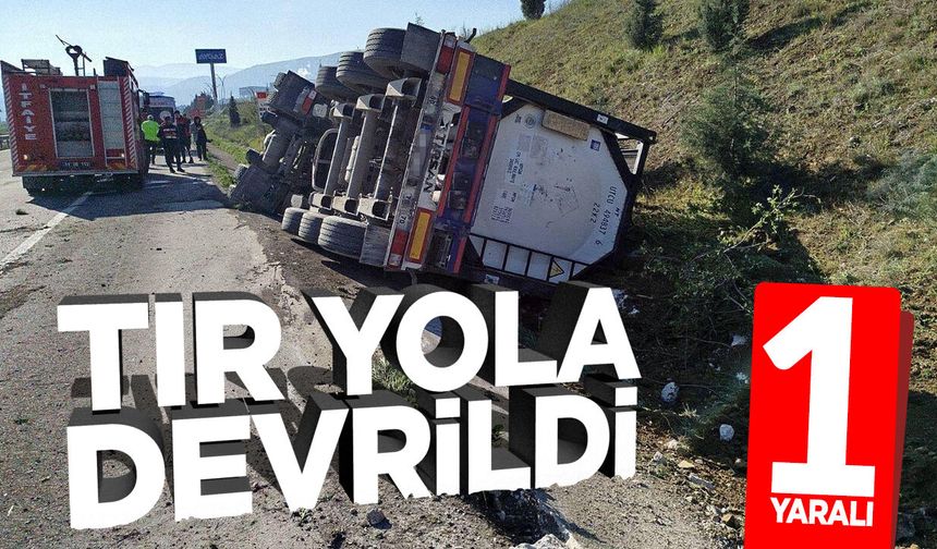 Tır Yola Devrildi: Sürücü Yaralandı