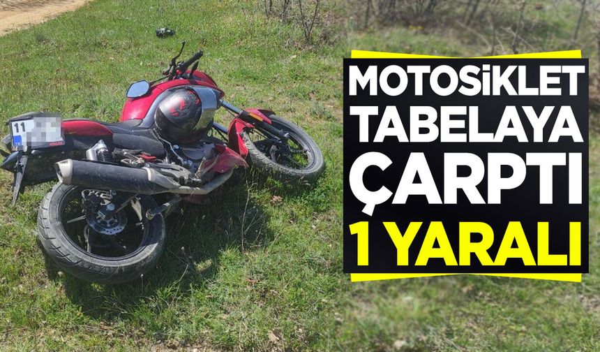 Motosiklet tabelaya çarptı: 1 yaralı