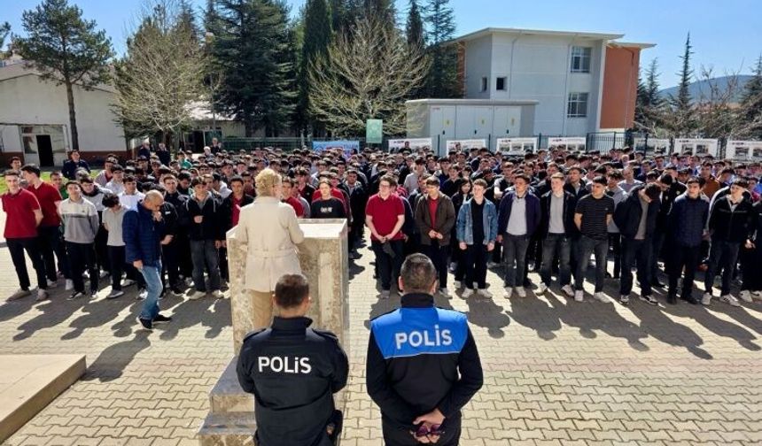 Bozüyük’te Öğrencilere Güvenlik ve Sosyal Medya Farkındalığı Eğitimi