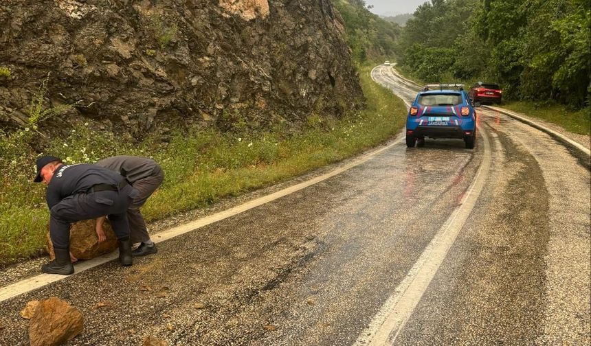 Tehlike ucuz atlatıldı: Yola kaya parçaları düştü