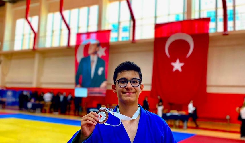 Bilecikli Ahmet Altınay Türkiye Üçüncüsü Oldu