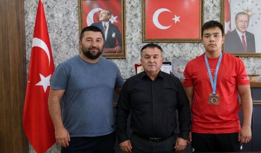 Türkiye Üçüncüsü Eymen Efe Demiröz’den İl Müdürüne Ziyaret