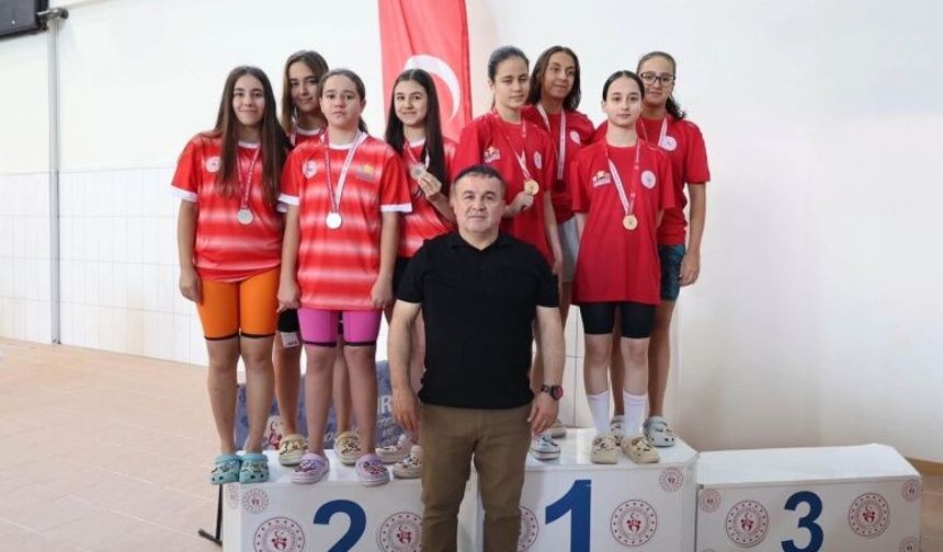 ANALİG Yüzme Müsabakalarında İlk Gün Madalyaları Sahiplerini Buldu