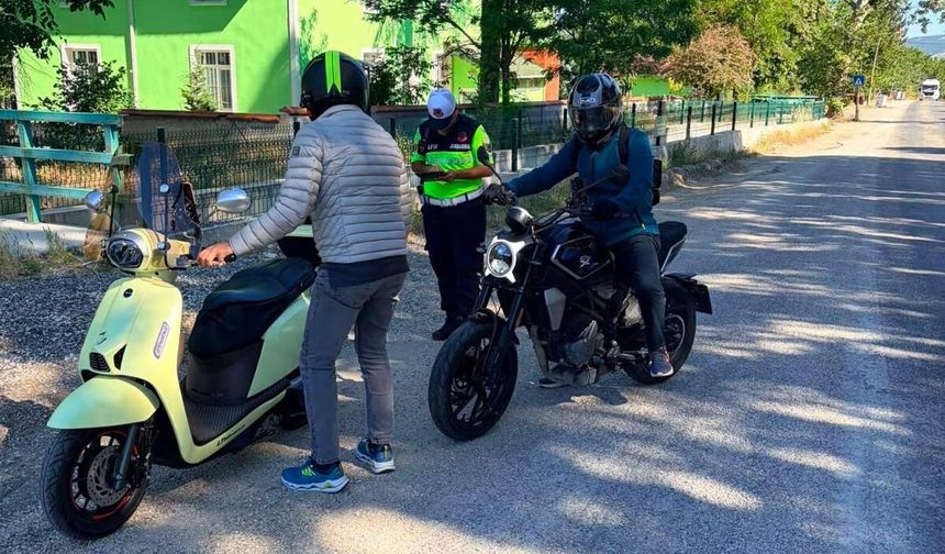 Jandarmadan Motosiklet Sürücülerine Güvenli Sürüş Uyarısı
