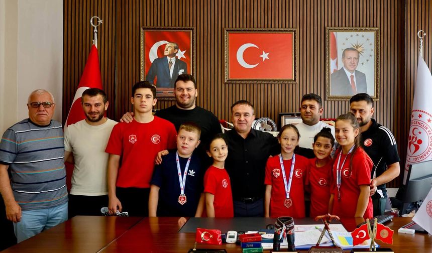 Türkiye Derecesi Yapan Bilecikli Güreşçilerden İl Müdürü Demir’e Ziyaret