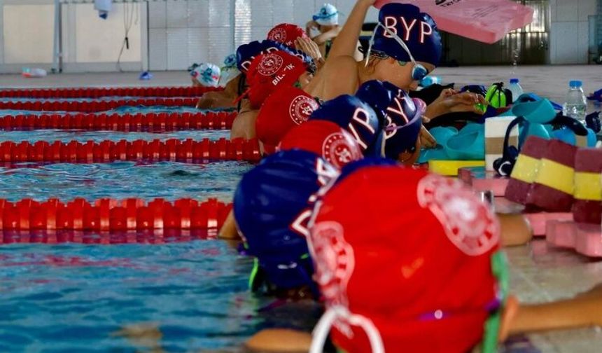 Bilecik'te Çocuklar Yaz Tatilini Yüzme Öğrenerek Geçiriyor