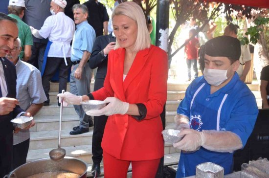 Muhtarlar 30 Ağustos’ta Bin 500 Kişiye Aşure Dağıttı 308