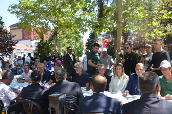Muhtarlar 30 Ağustos’ta Bin 500 Kişiye Aşure Dağıttı 309
