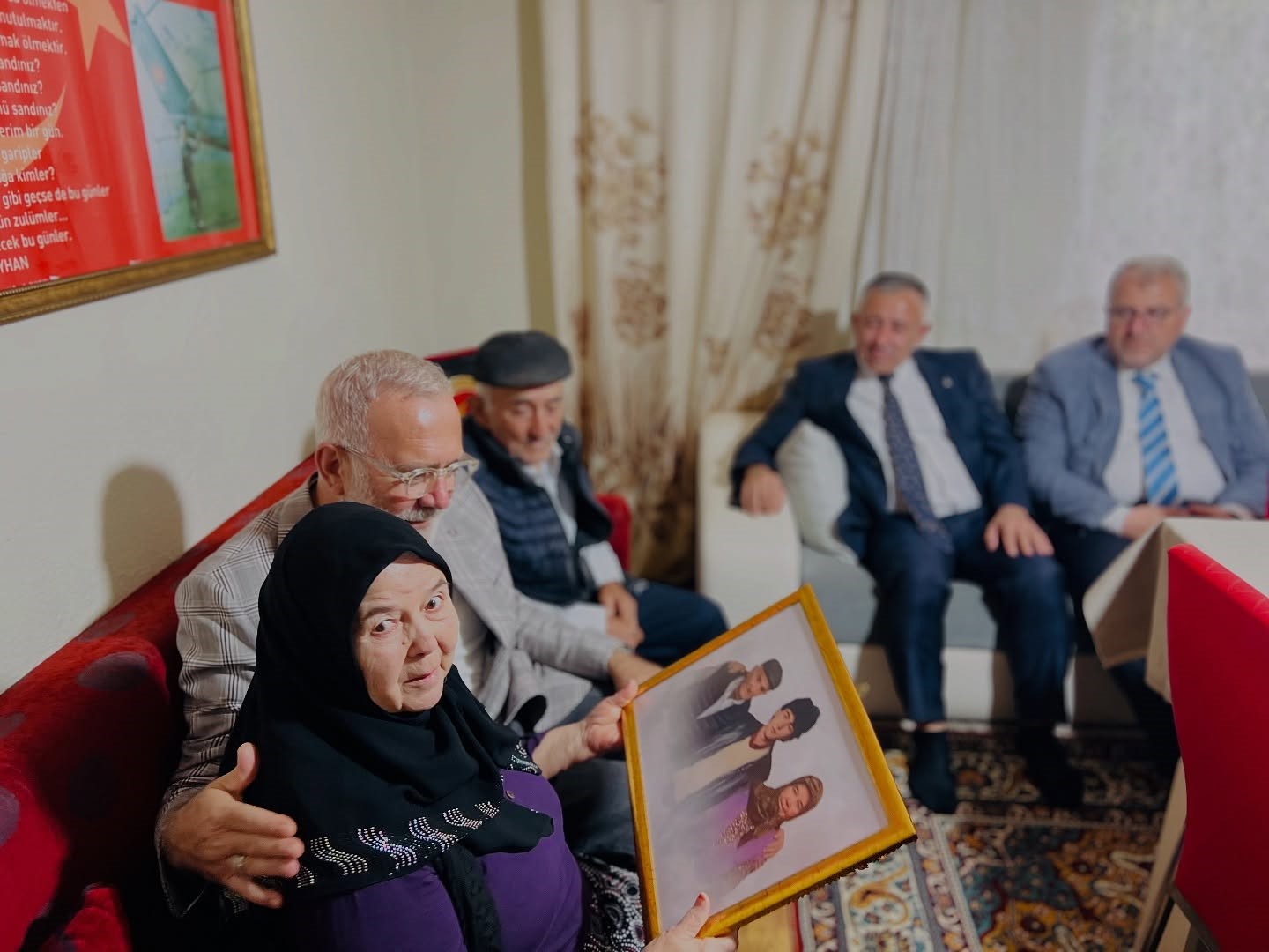 Ak Parti Heyeti Şehit Ailesi Ile Bir Araya Geldi 1048