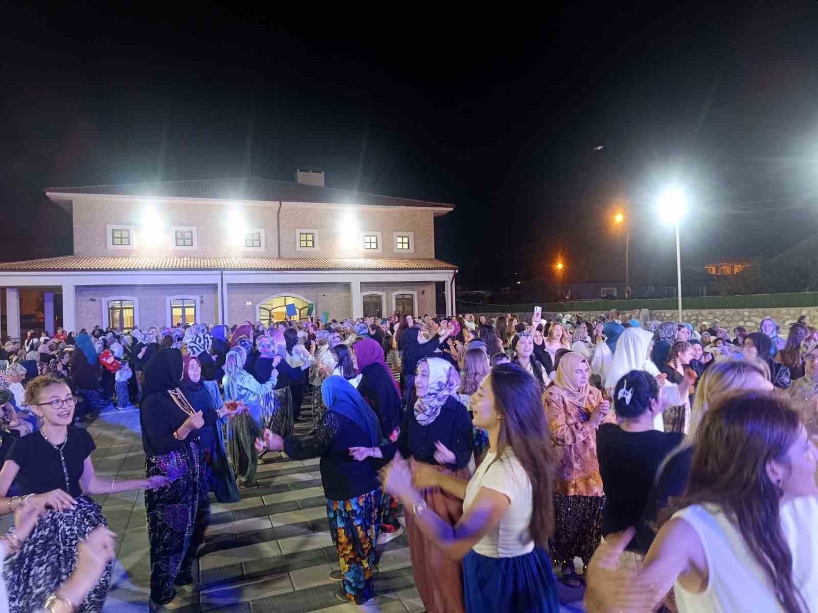 Bilecik’te Bin 500 Kadınla Ilk ’Şalvar Gecesi’ Coşkusu 1084