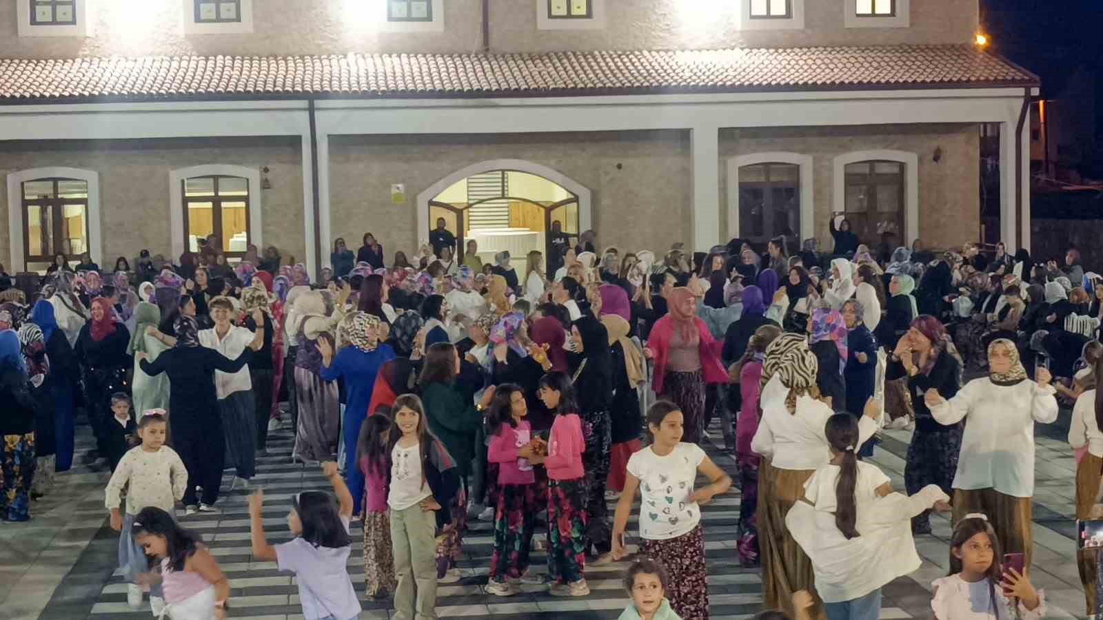 Bilecik’te Bin 500 Kadınla Ilk ’Şalvar Gecesi’ Coşkusu 1085