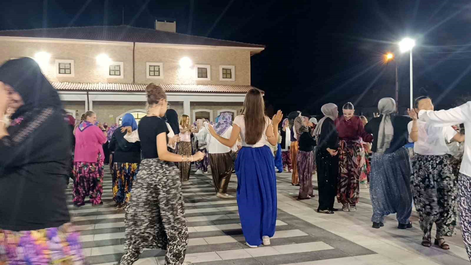 Bilecik’te Bin 500 Kadınla Ilk ’Şalvar Gecesi’ Coşkusu 1086