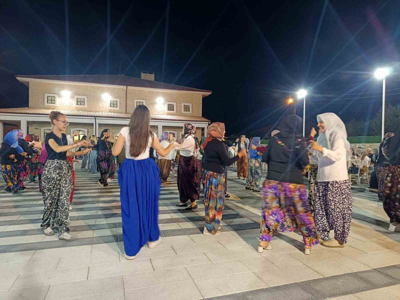 Bilecik’te Bin 500 Kadınla Ilk ’Şalvar Gecesi’ Coşkusu 1087