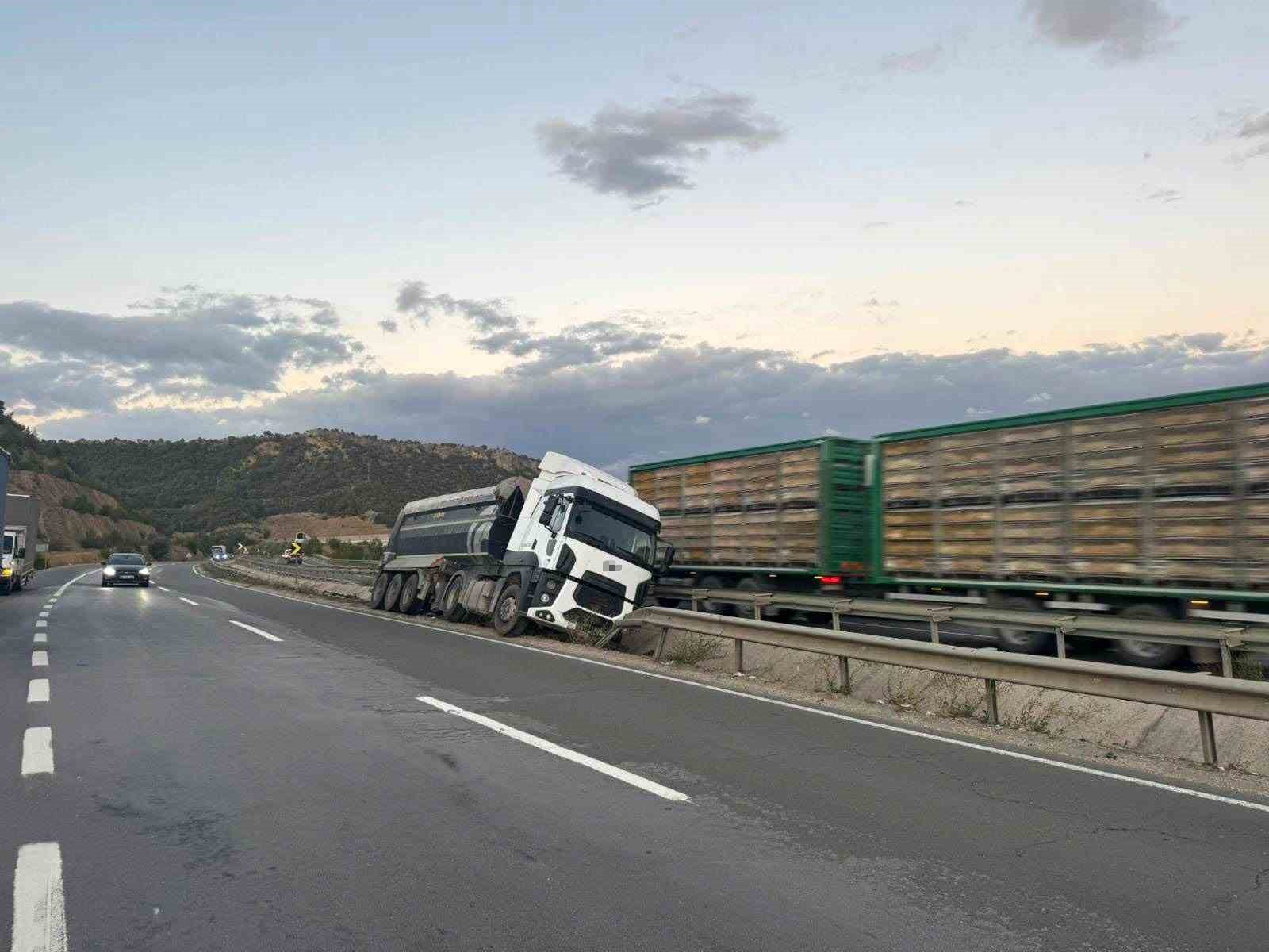 Bilecik’te Kontrolden Çıkan Tır Orta Refüje Çarparken, Sürücüsü Yaralandı 2136